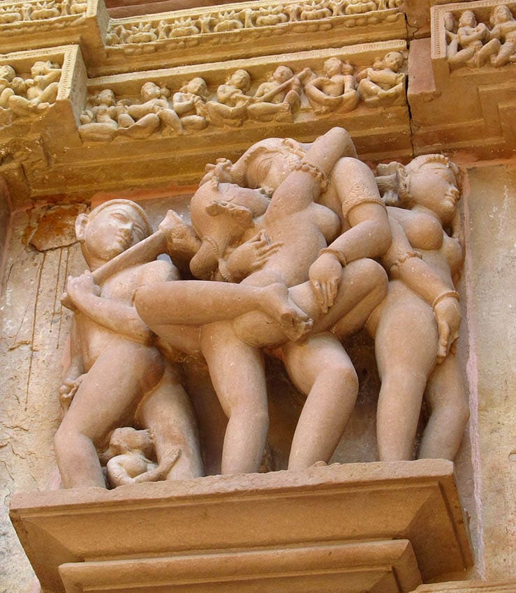 Kama sutra: una guía para el placer y las relaciones Antigua escultura erótica de los templos de Khajuraho en la India que representa a amantes entrelazados en una pose sensual del Kama Sutra.